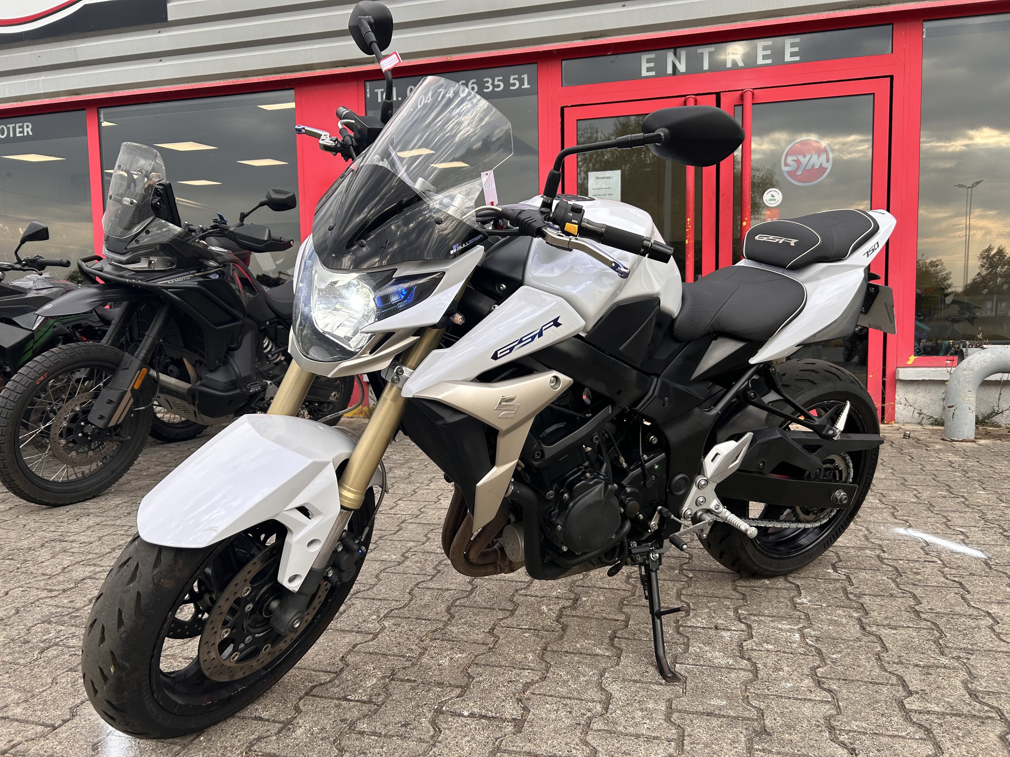 Suzuki đ SUZUKI GSR 750 â RĂVISĂE AVANT VENTE â GARANTIE 3 MOIS PMO đ 2011 d'occasion â L'Atelier des Motards, Belleville-en-Beaujolais â vue 2