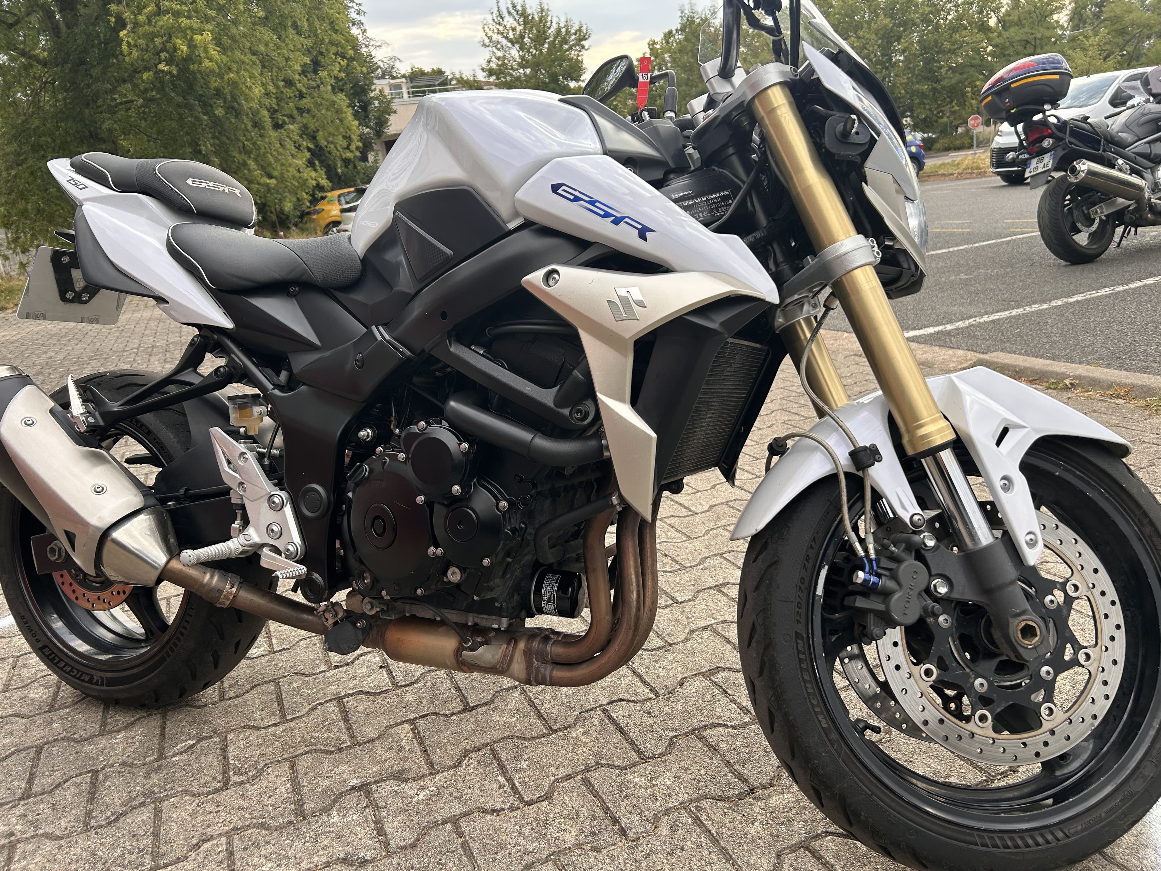 Suzuki đ SUZUKI GSR 750 â RĂVISĂE AVANT VENTE â GARANTIE 3 MOIS PMO đ 2011 d'occasion â L'Atelier des Motards, Belleville-en-Beaujolais â vue 3