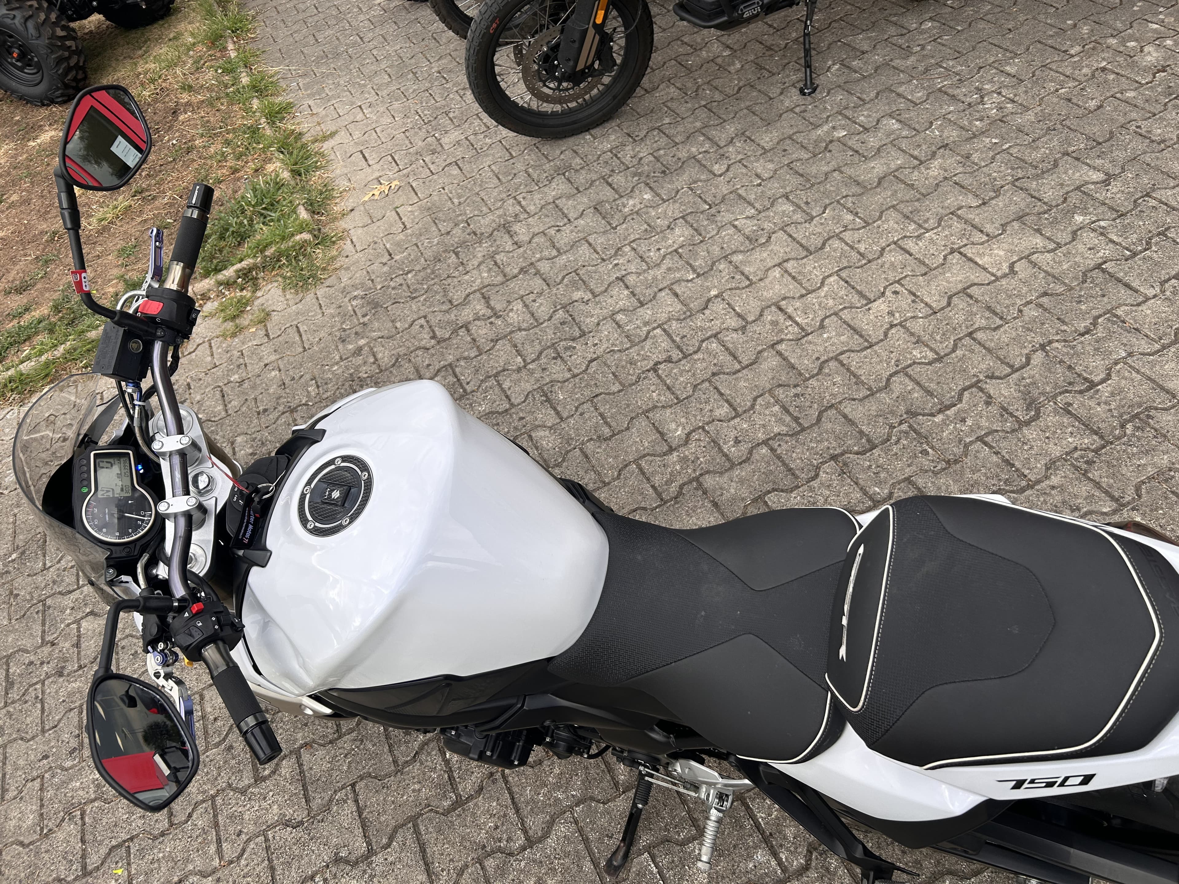 Suzuki đ SUZUKI GSR 750 â RĂVISĂE AVANT VENTE â GARANTIE 3 MOIS PMO đ 2011 d'occasion â L'Atelier des Motards, Belleville-en-Beaujolais â vue 4