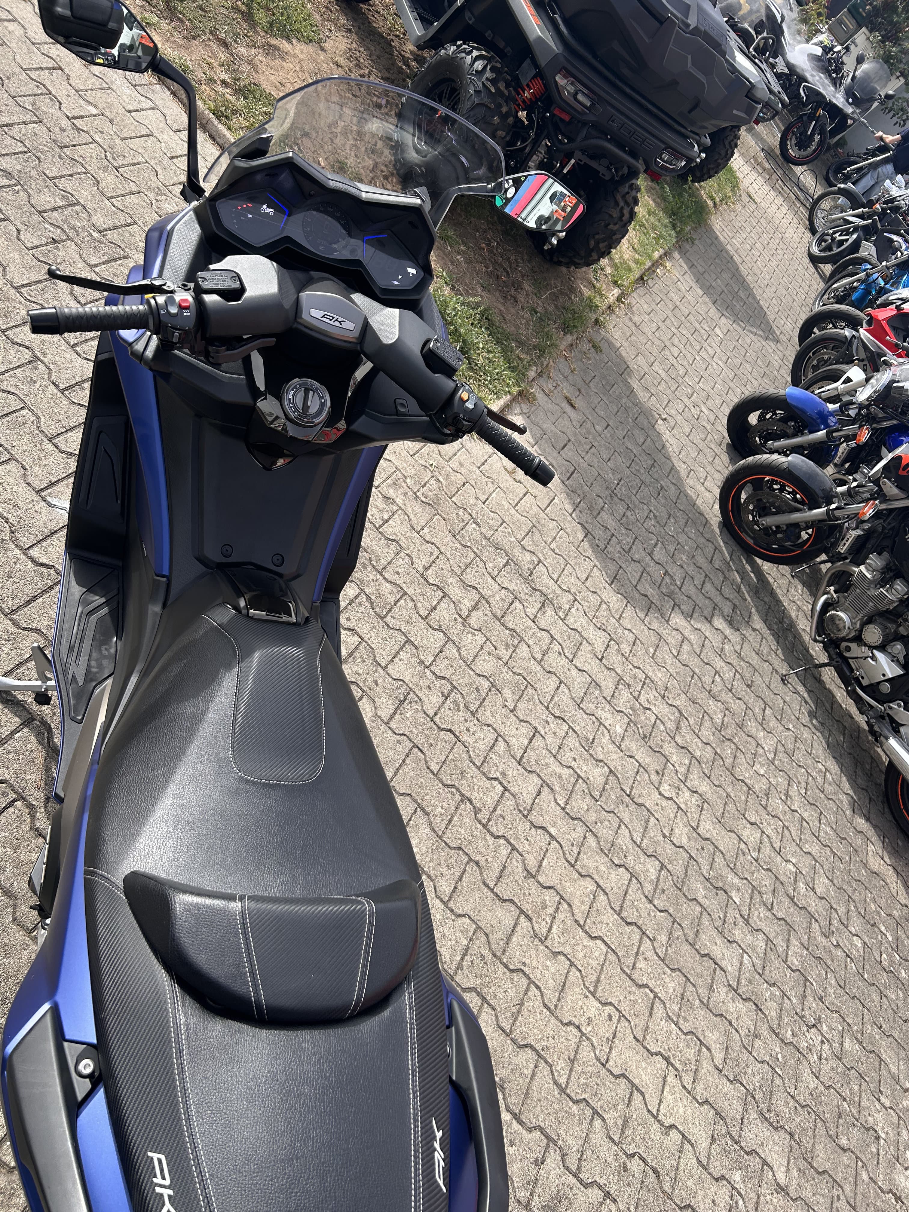 KYMCO AK 550 – VERSION TOURING – BLEU MAT – 10 160 KM – GARANTIE 3 MOIS 2021 d'occasion — L'Atelier des Motards, Belleville-en-Beaujolais — vue 4