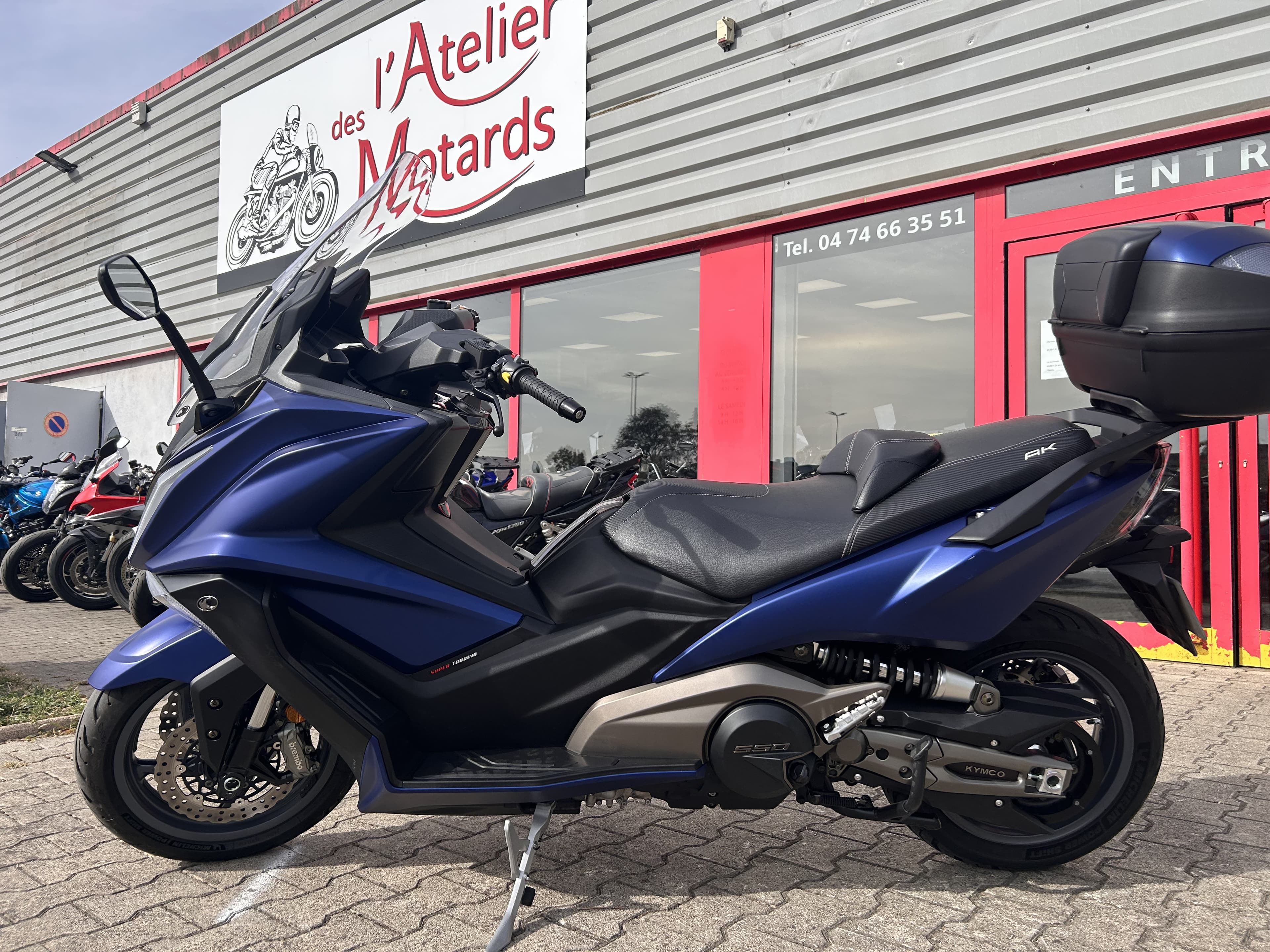 KYMCO AK 550 – VERSION TOURING – BLEU MAT – 10 160 KM – GARANTIE 3 MOIS 2021 d'occasion — L'Atelier des Motards, Belleville-en-Beaujolais