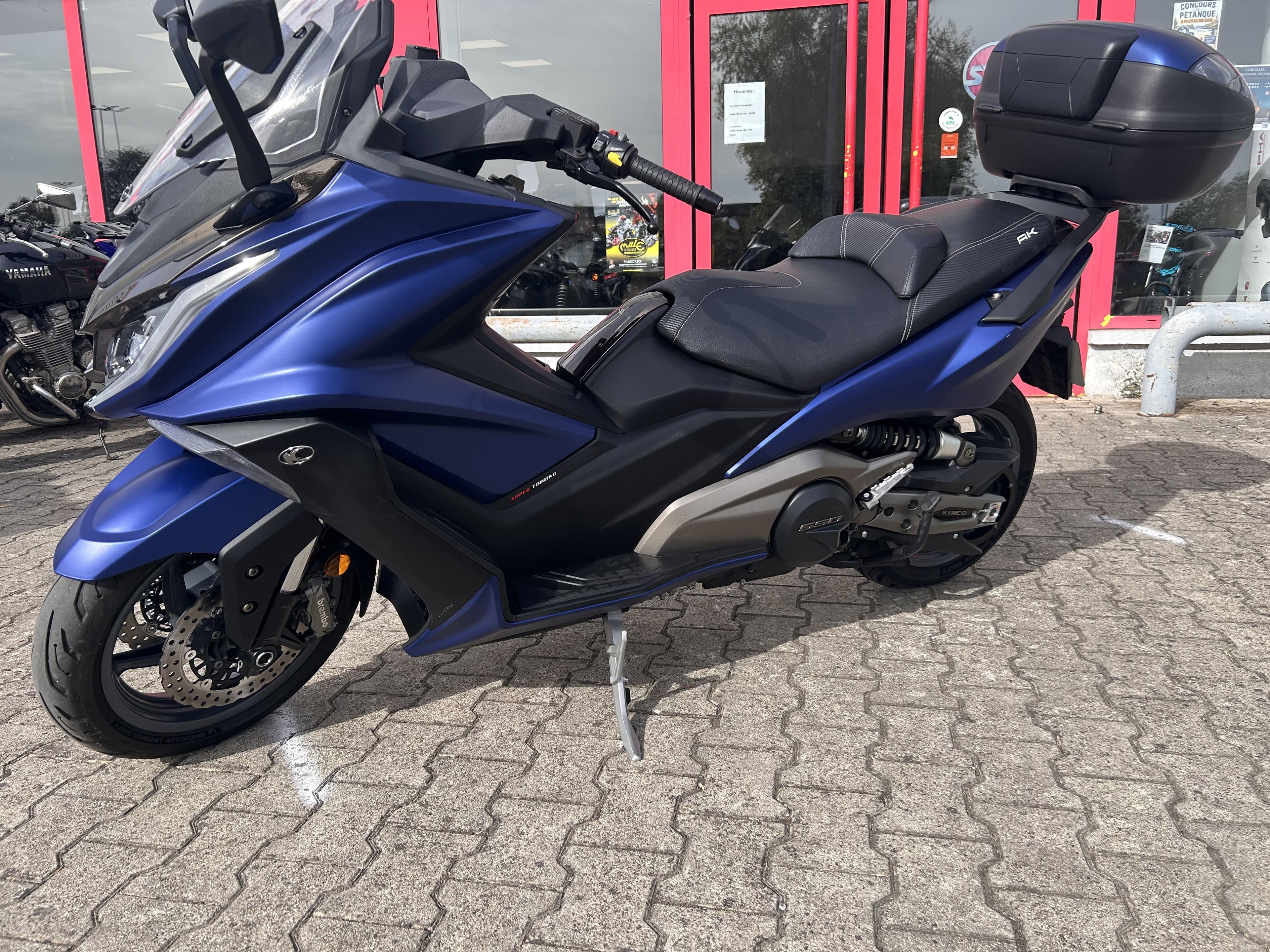 KYMCO AK 550 – VERSION TOURING – BLEU MAT – 10 160 KM – GARANTIE 3 MOIS 2021 d'occasion — L'Atelier des Motards, Belleville-en-Beaujolais — vue 2