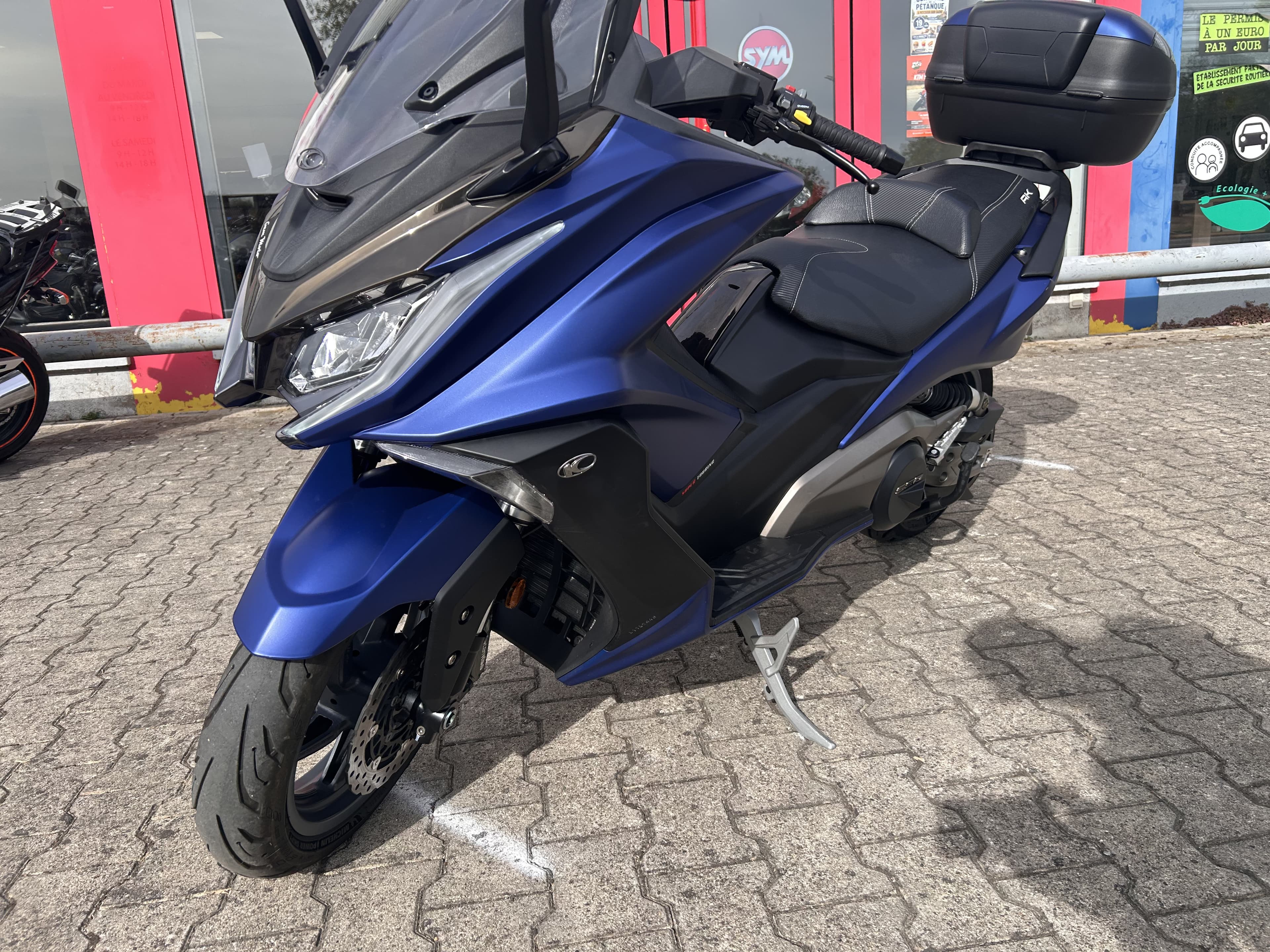 KYMCO AK 550 – VERSION TOURING – BLEU MAT – 10 160 KM – GARANTIE 3 MOIS 2021 d'occasion — L'Atelier des Motards, Belleville-en-Beaujolais — vue 3