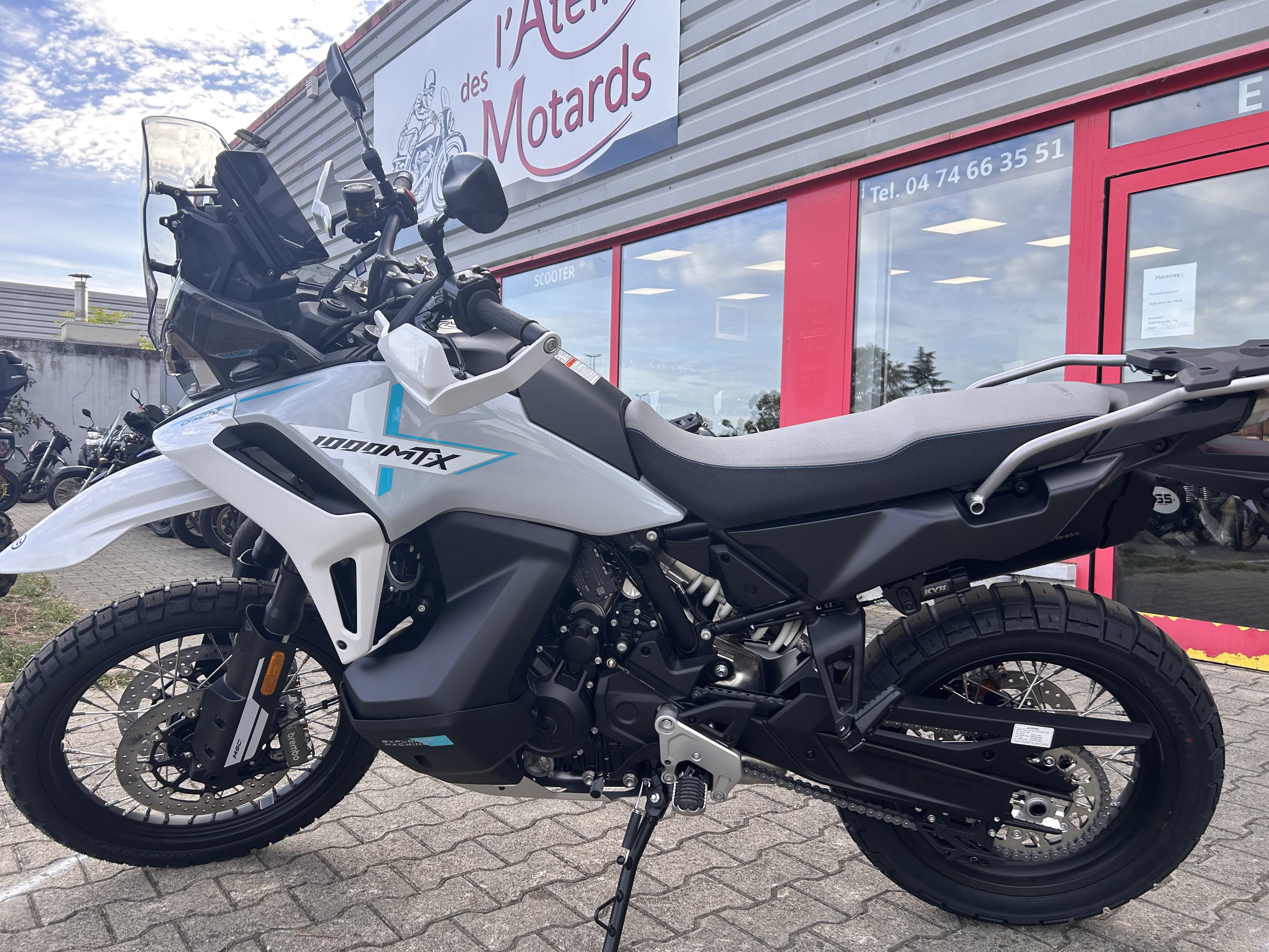 CFMOTO CFMOTO 1000 MT-X – BLANCHE & BLEUE – 369 KM – GARANTIE CONSTRUCTEUR 5 ANS 2026 d'occasion — L'Atelier des Motards, Belleville-en-Beaujolais
