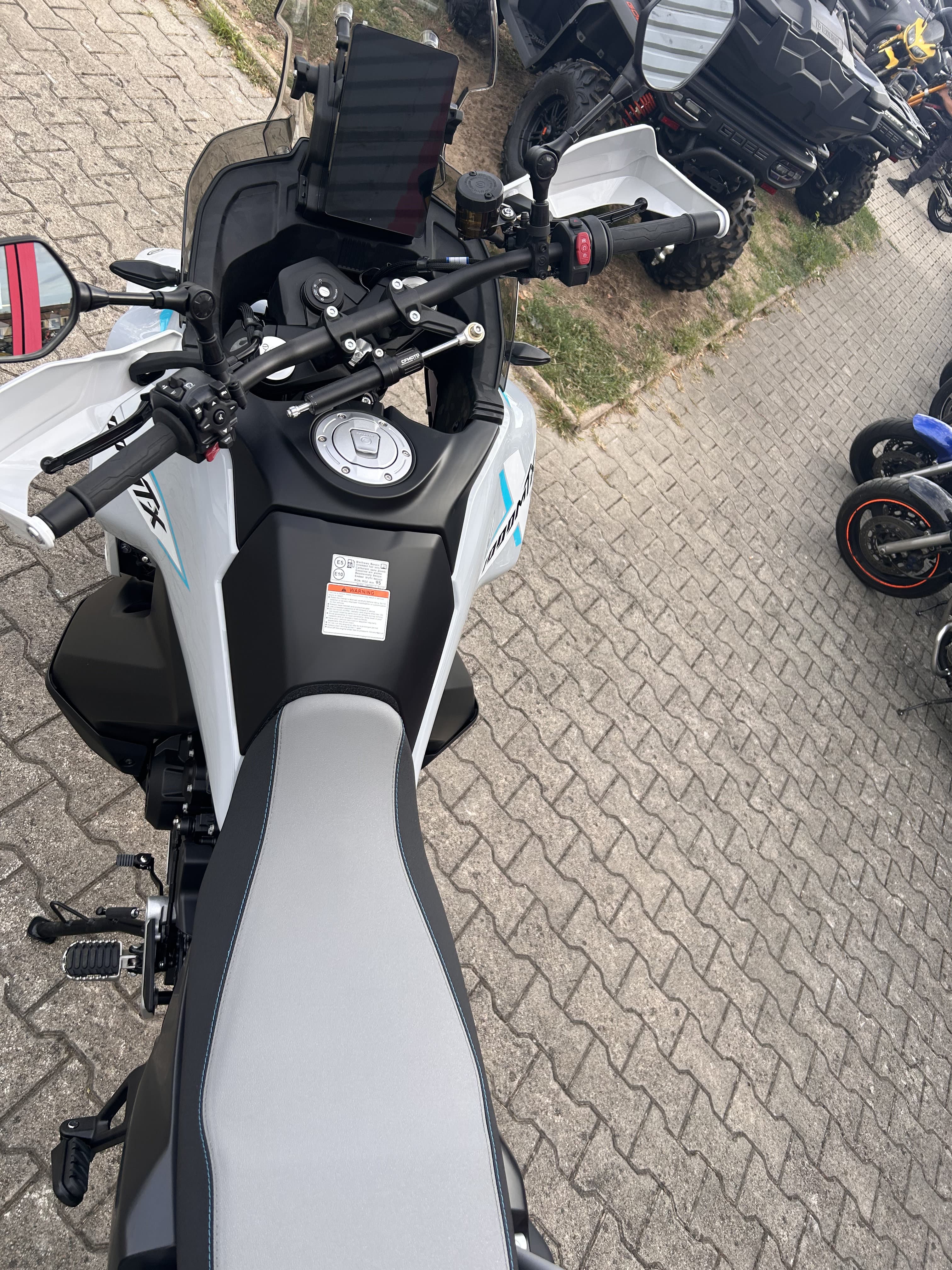 CFMOTO CFMOTO 1000 MT-X – BLANCHE & BLEUE – 369 KM – GARANTIE CONSTRUCTEUR 5 ANS 2026 d'occasion — L'Atelier des Motards, Belleville-en-Beaujolais — vue 5