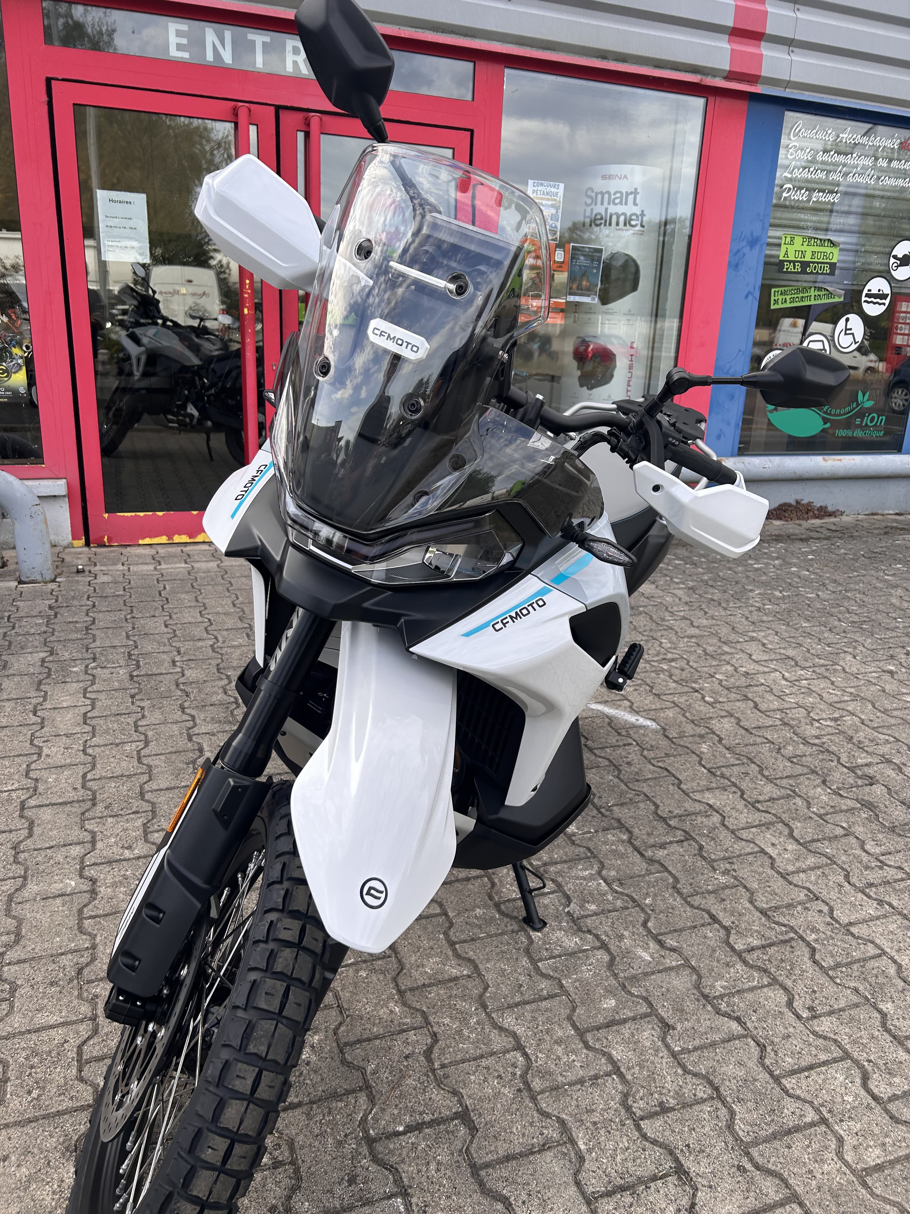 CFMOTO CFMOTO 1000 MT-X – BLANCHE & BLEUE – 369 KM – GARANTIE CONSTRUCTEUR 5 ANS 2026 d'occasion — L'Atelier des Motards, Belleville-en-Beaujolais — vue 3