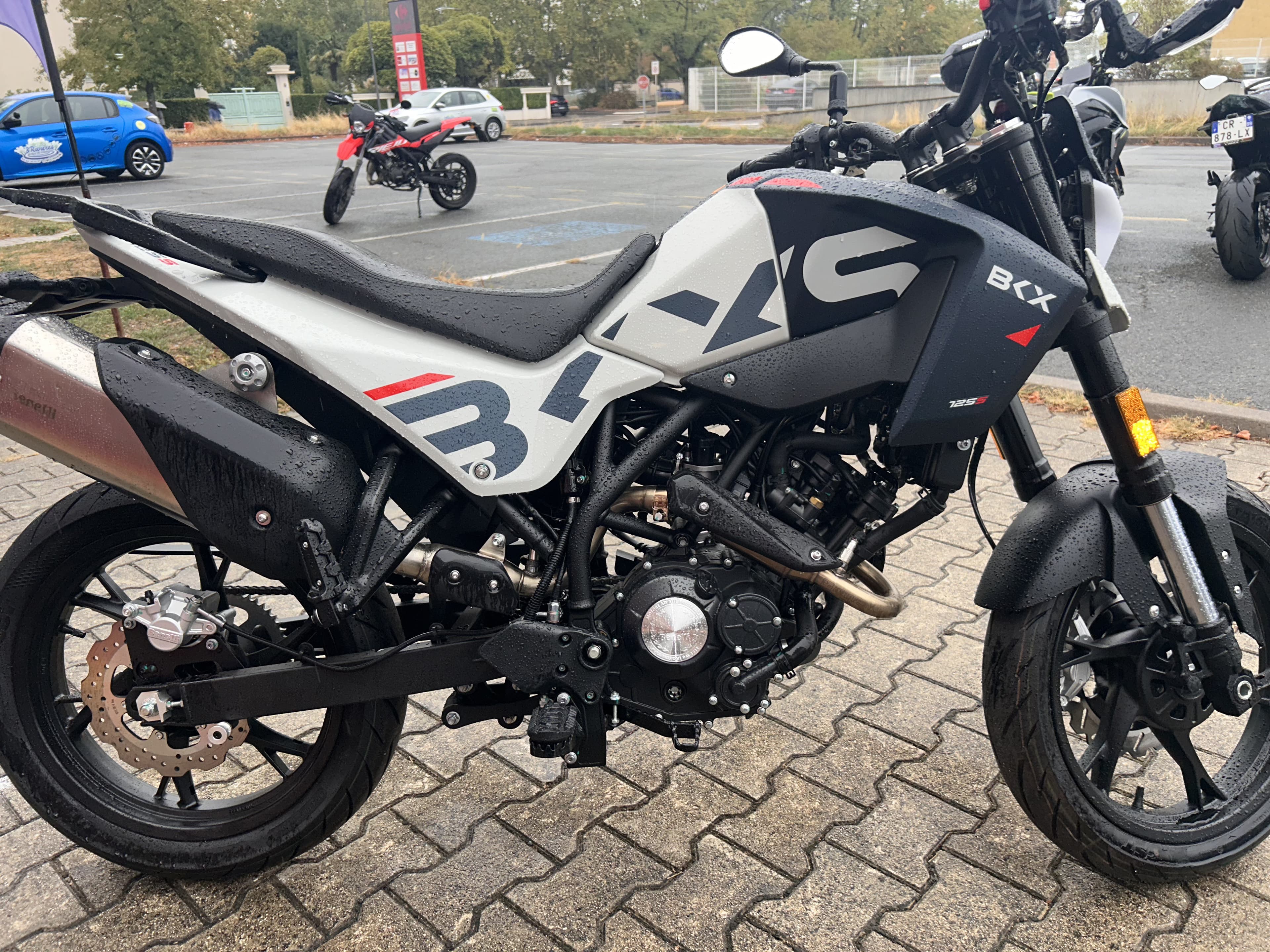 Benelli BENELLI BKX 125 S – NEUVE – GARANTIE CONSTRUCTEUR 3 ANS – 3 799€ 2026 neuve — L'Atelier des Motards, Belleville-en-Beaujolais — vue 4