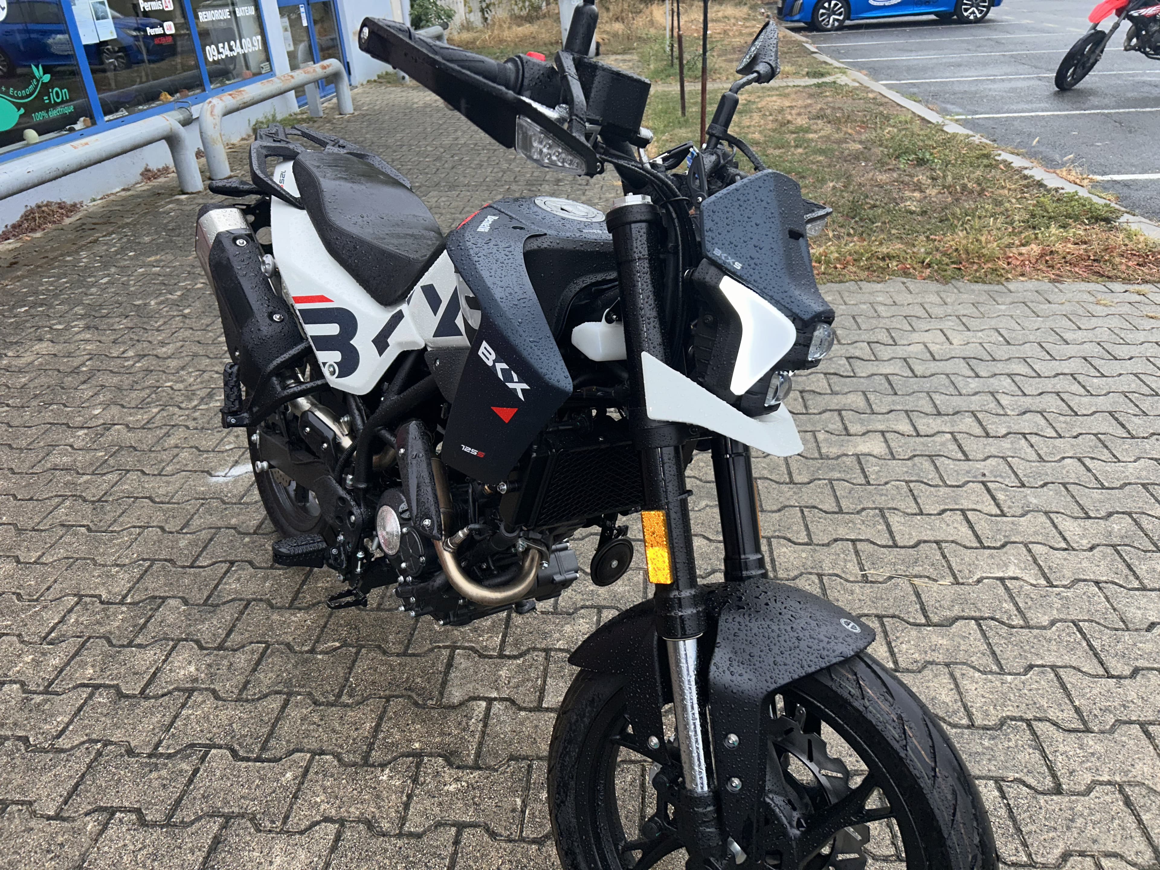 Benelli BENELLI BKX 125 S – NEUVE – GARANTIE CONSTRUCTEUR 3 ANS – 3 799€ 2026 neuve — L'Atelier des Motards, Belleville-en-Beaujolais — vue 3