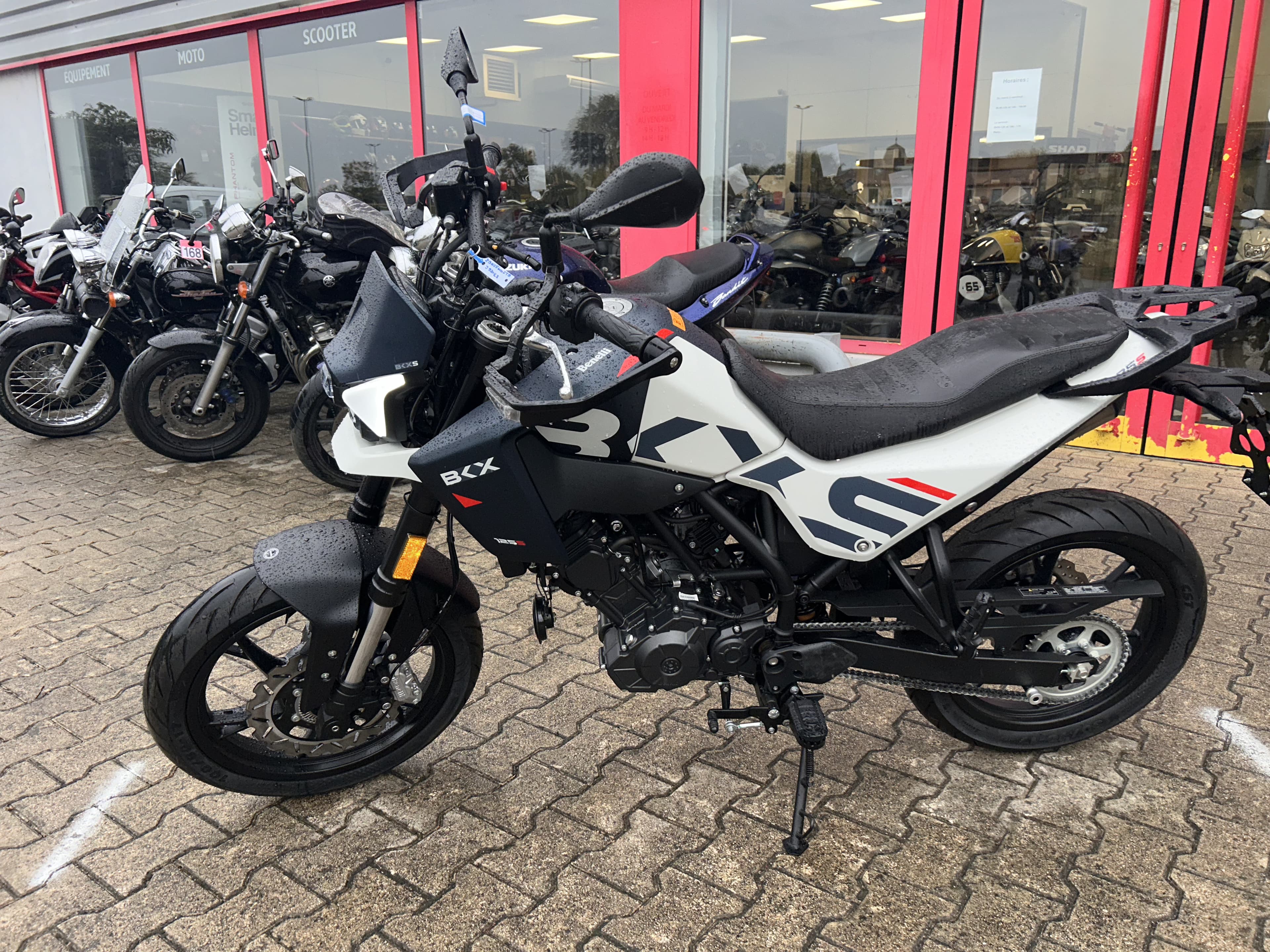 Benelli BENELLI BKX 125 S – NEUVE – GARANTIE CONSTRUCTEUR 3 ANS – 3 799€ 2026 neuve — L'Atelier des Motards, Belleville-en-Beaujolais — vue 5