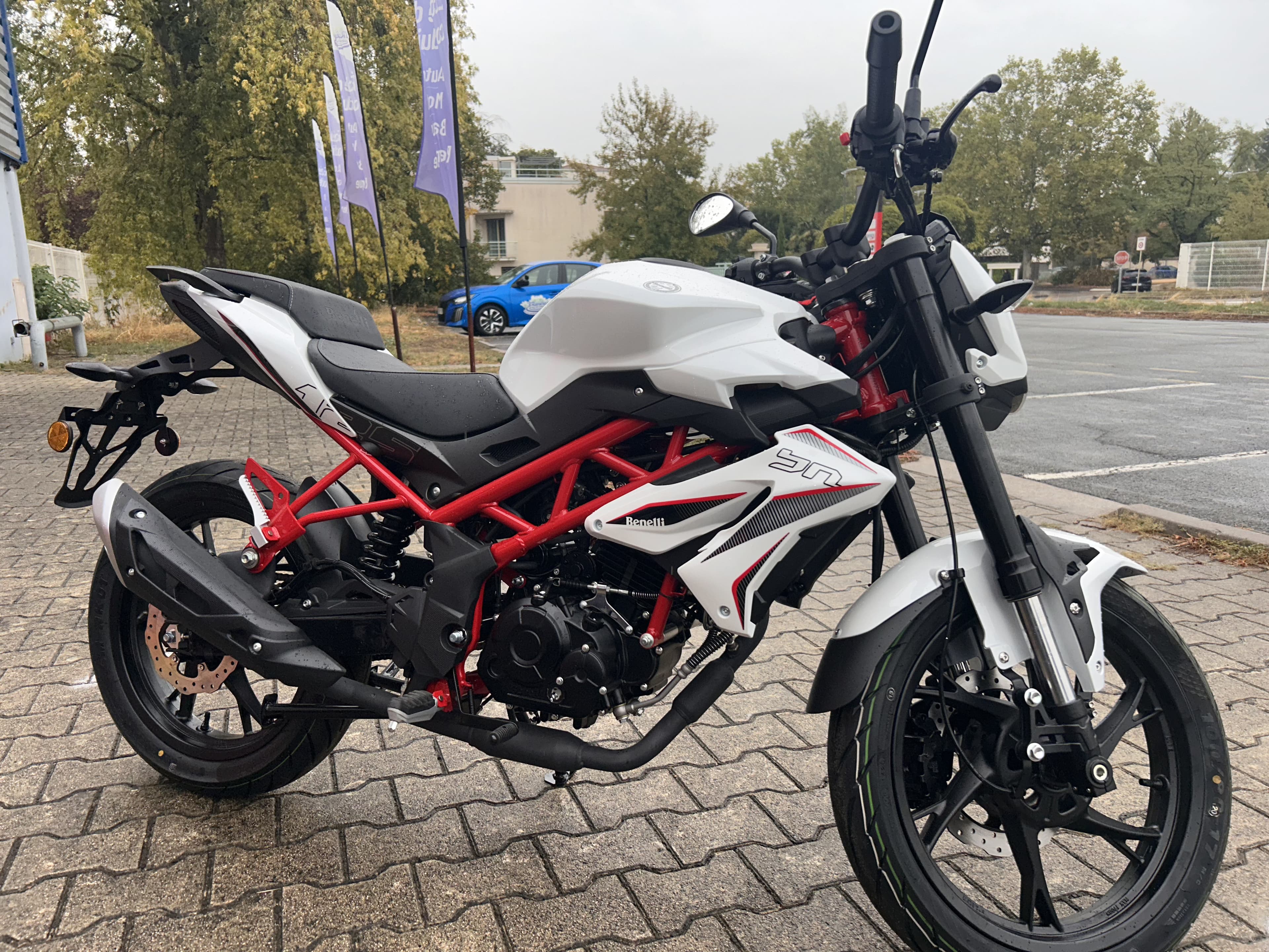 Benelli BENELLI BN 125 – MILLÉSIME 2026 – NEUVE – GARANTIE CONSTRUCTEUR 3 ANS – 2 999 € 2026 neuve — L'Atelier des Motards, Belleville-en-Beaujolais — vue 3