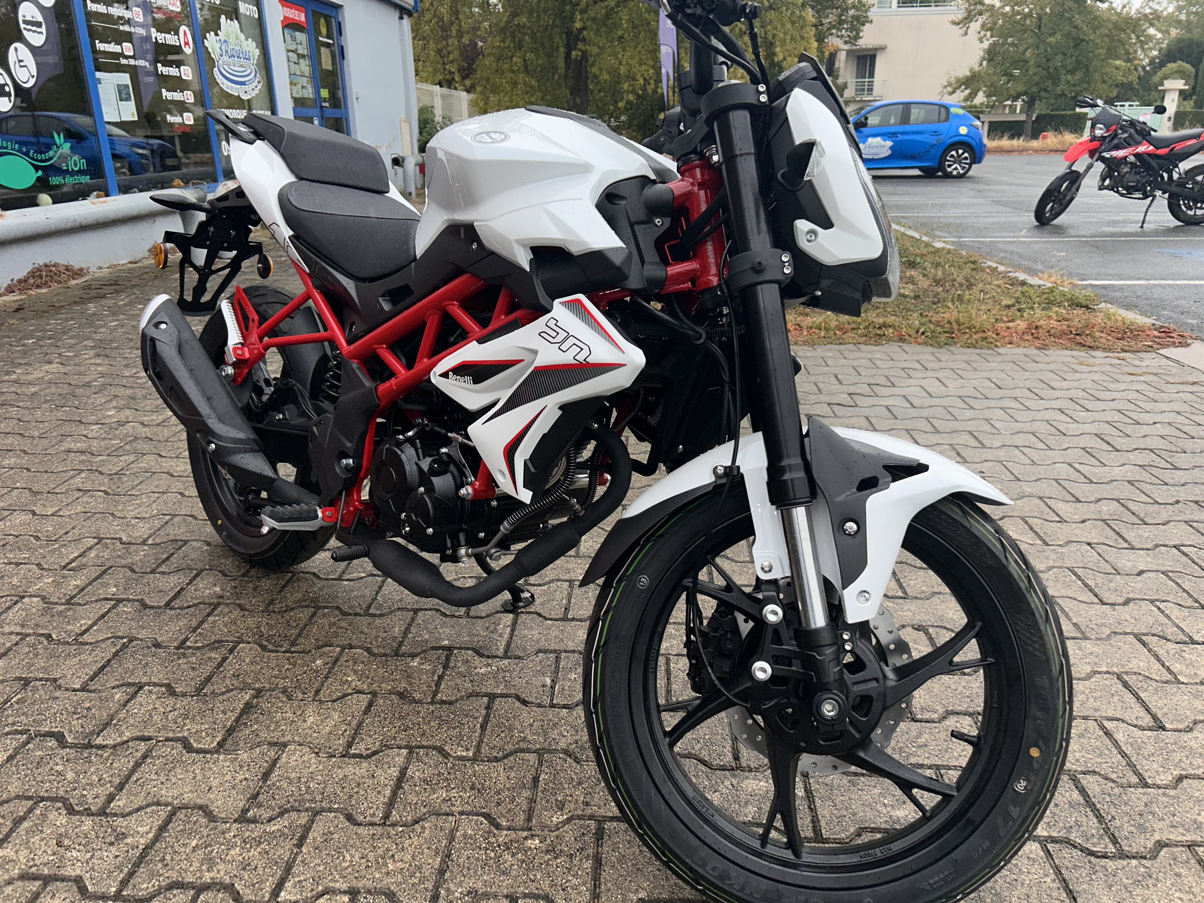Benelli BENELLI BN 125 – MILLÉSIME 2026 – NEUVE – GARANTIE CONSTRUCTEUR 3 ANS – 2 999 € 2026 neuve — L'Atelier des Motards, Belleville-en-Beaujolais — vue 4