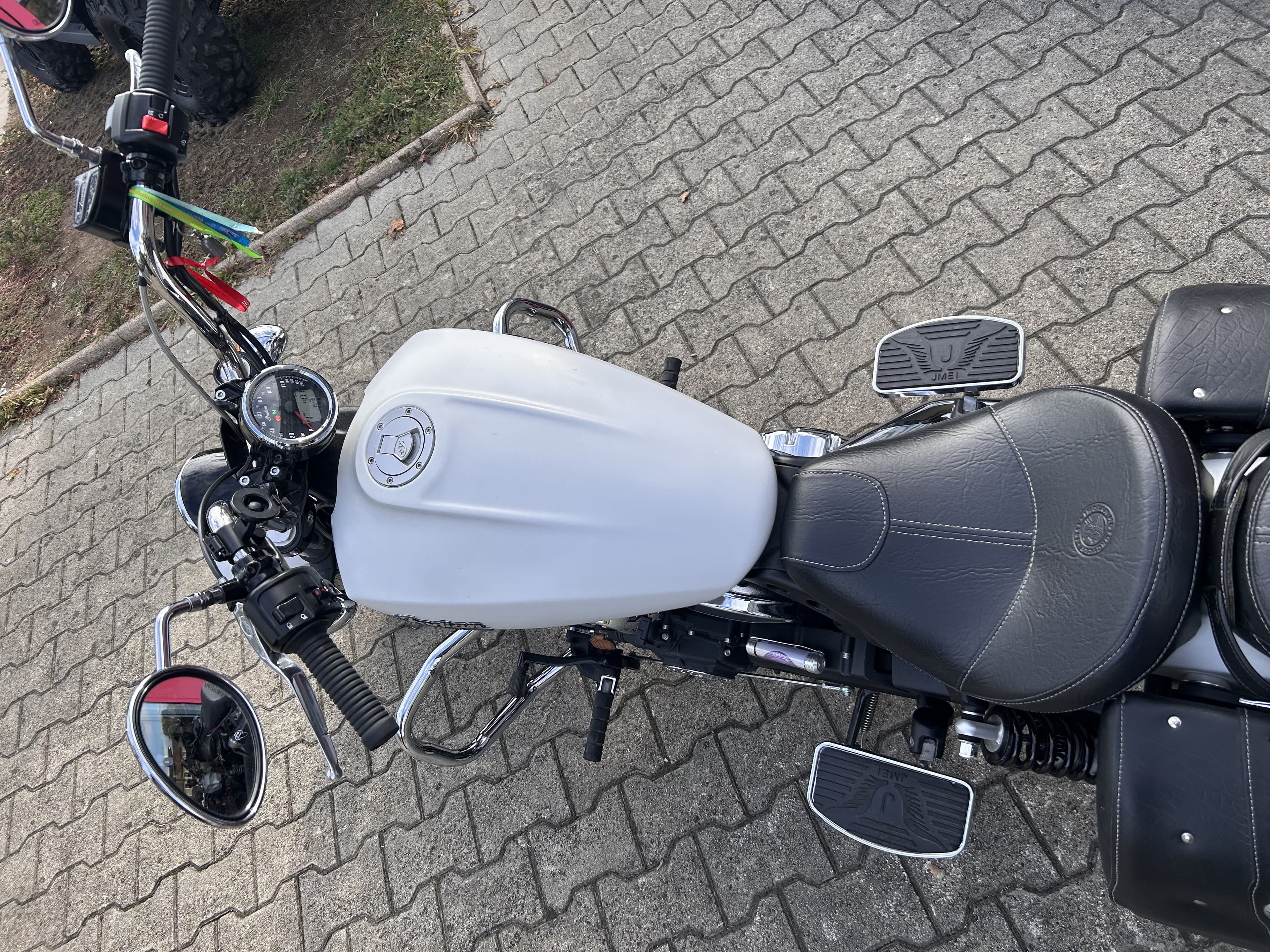 Indian Indian scout bobber – 2021 – look custom, selle cuir & guidon haut – 8 690 2021 d'occasion — L'Atelier des Motards, Belleville-en-Beaujolais — vue 4