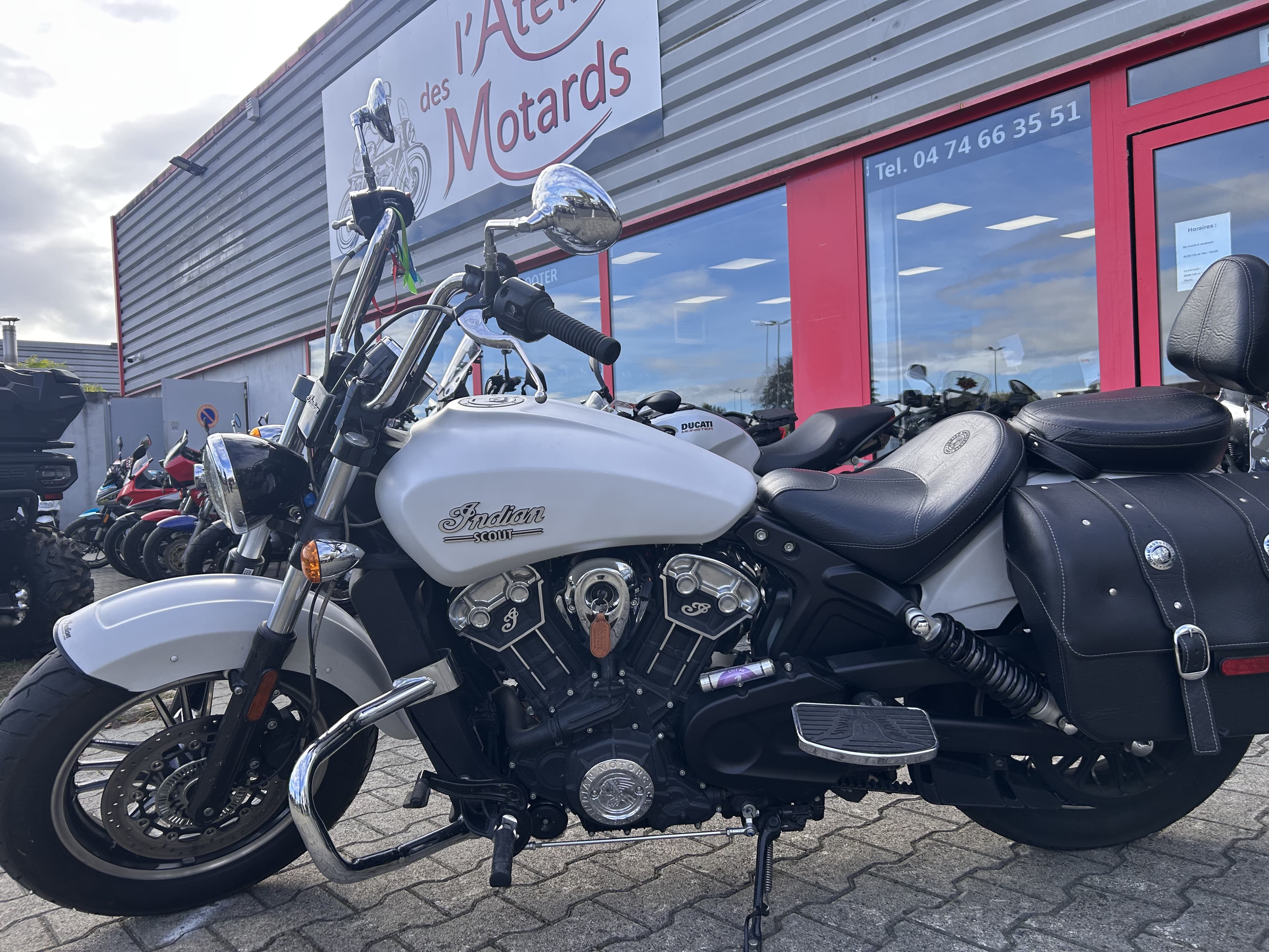 Indian Indian scout bobber – 2021 – look custom, selle cuir & guidon haut – 8 690 2021 d'occasion — L'Atelier des Motards, Belleville