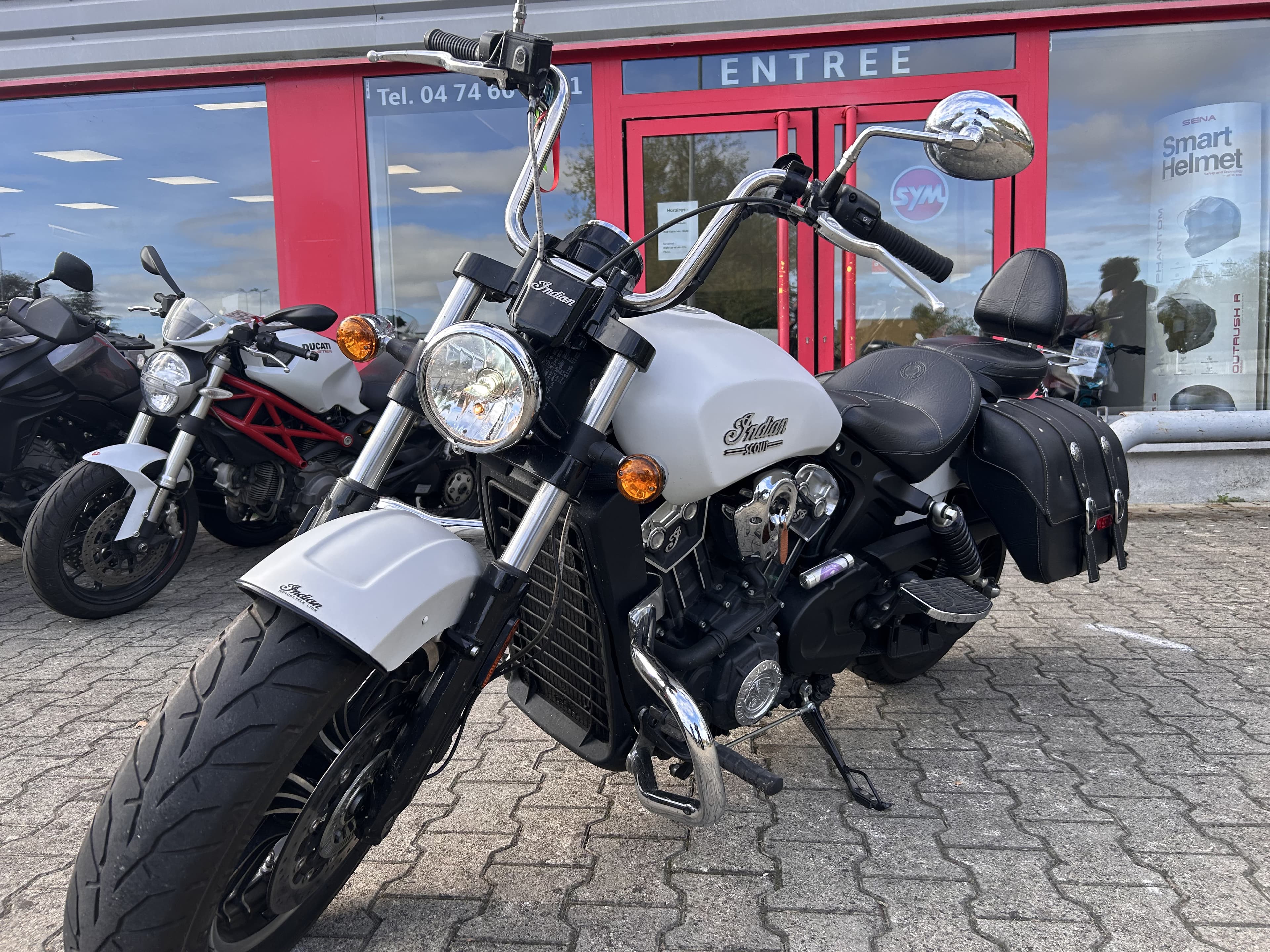 Indian Indian scout bobber – 2021 – look custom, selle cuir & guidon haut – 8 690 2021 d'occasion — L'Atelier des Motards, Belleville-en-Beaujolais — vue 2