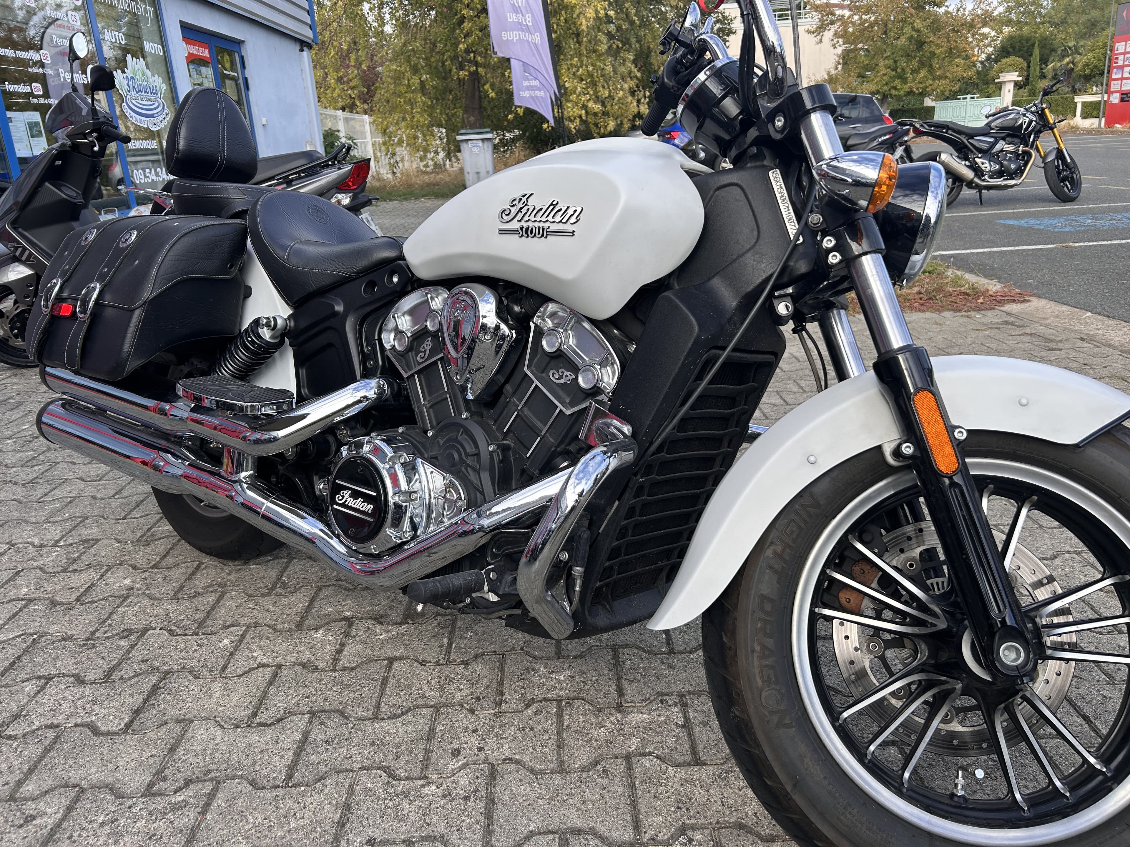 Indian Indian scout bobber – 2021 – look custom, selle cuir & guidon haut – 8 690 2021 d'occasion — L'Atelier des Motards, Belleville-en-Beaujolais — vue 3