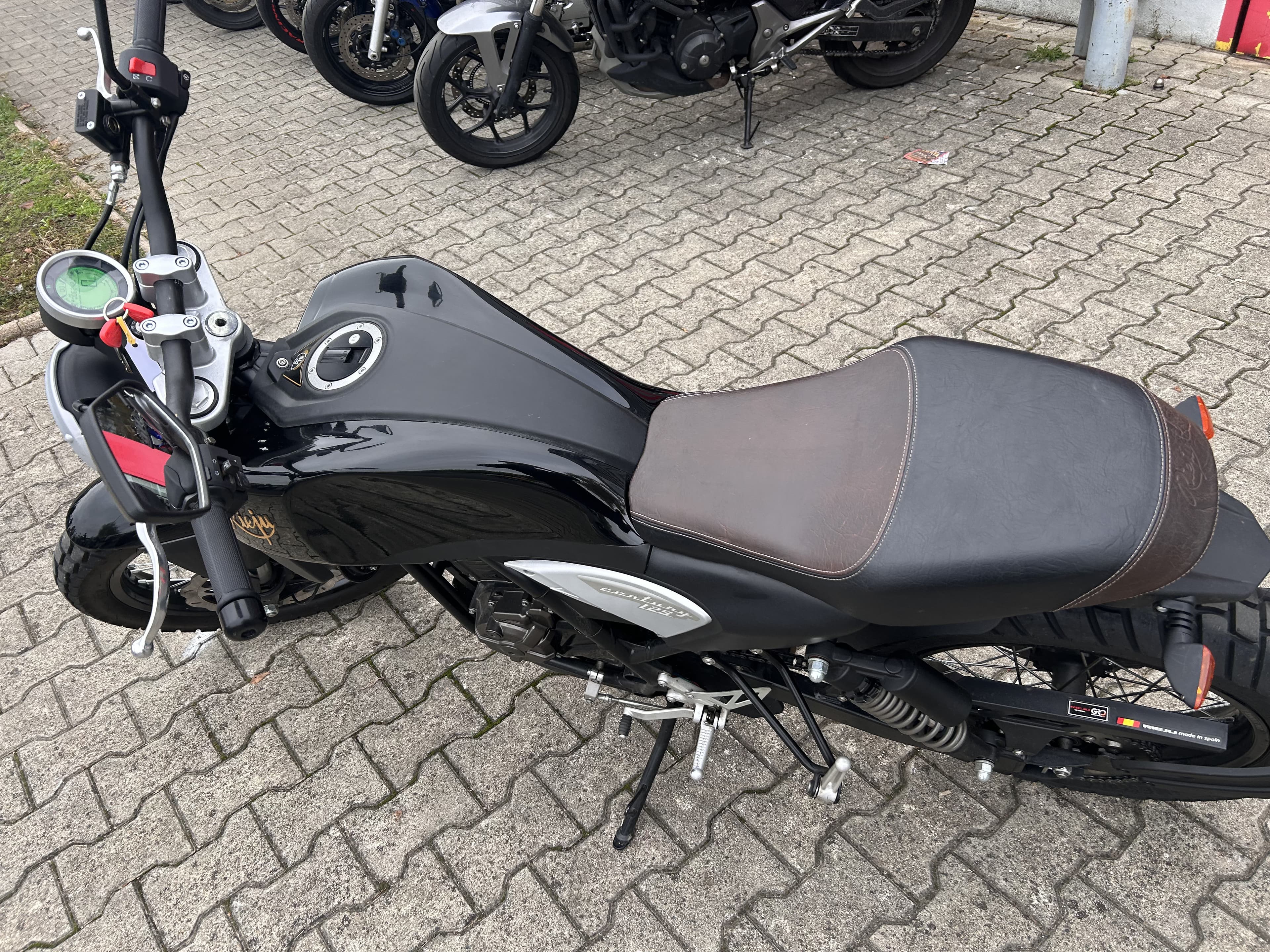 Rieju CENTURY 125 – 6 580 KM – 1ÈRE MAIN – GARANTIE – 1 690 € 2023 d'occasion — L'Atelier des Motards, Belleville-en-Beaujolais — vue 4